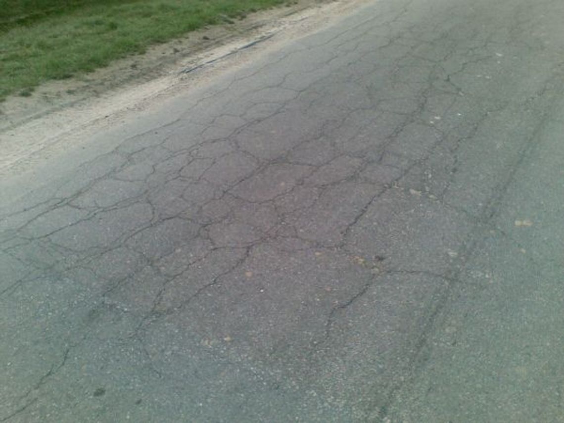 Pajęczyna pęknięć drogi Swarożyn - Goszyn: mieszkańcy domagają się naprawy Pajęczyna pęknięć drogi Swarożyn - Goszyn: mieszkańcy domagają się naprawy