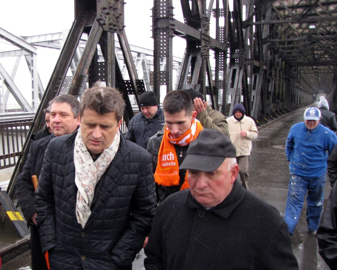 Palikot na moście, kukła ministra Nowaka w Wiśle Palikot na moście, kukła ministra Nowaka w Wiśle