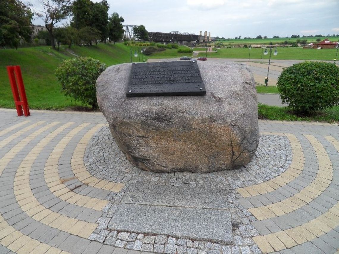  Pamiątkowe obeliski i tablice. Aby przyszłe pokolenia pamiętały