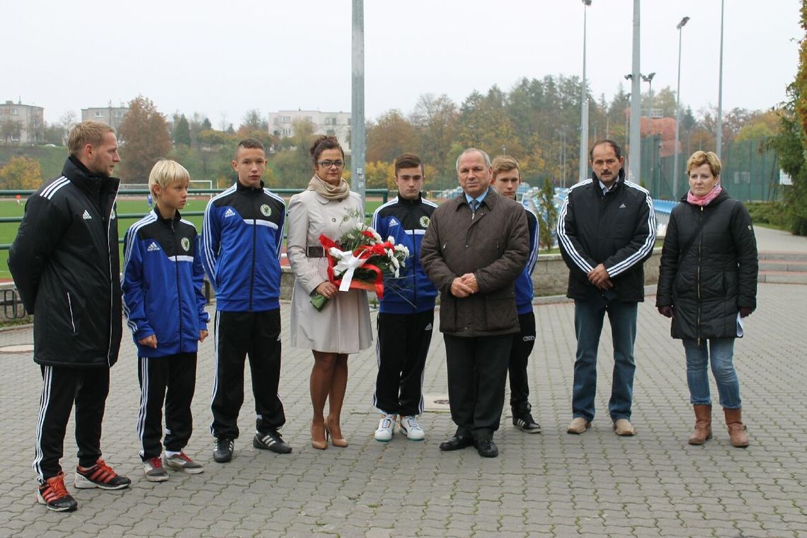 Pamięć o Deynie - złożono kwiaty pod tablicą poświęconą piłkarzowi Pamięć o Deynie - złożono kwiaty pod tablicą poświęconą piłkarzowi