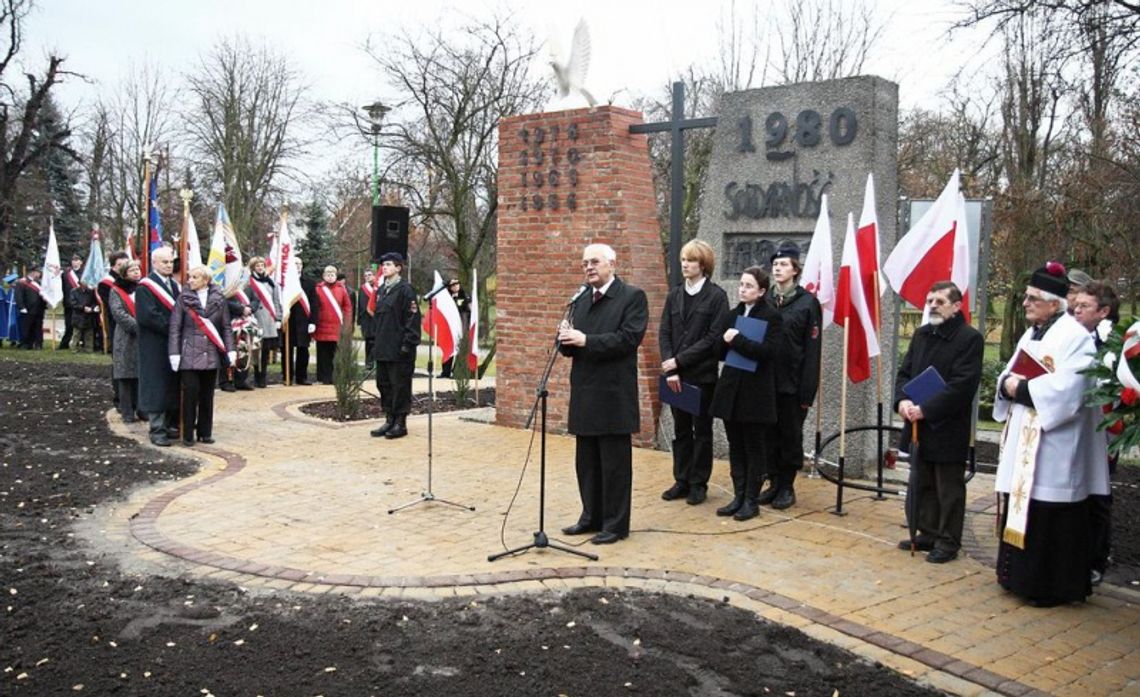 Pamięci tych, którzy pragnęli wolności. W parku Kopernika odsłonięto pomnik "Solidarności" Pamięci tych, którzy pragnęli wolności. W parku Kopernika odsłonięto pomnik "Solidarności"