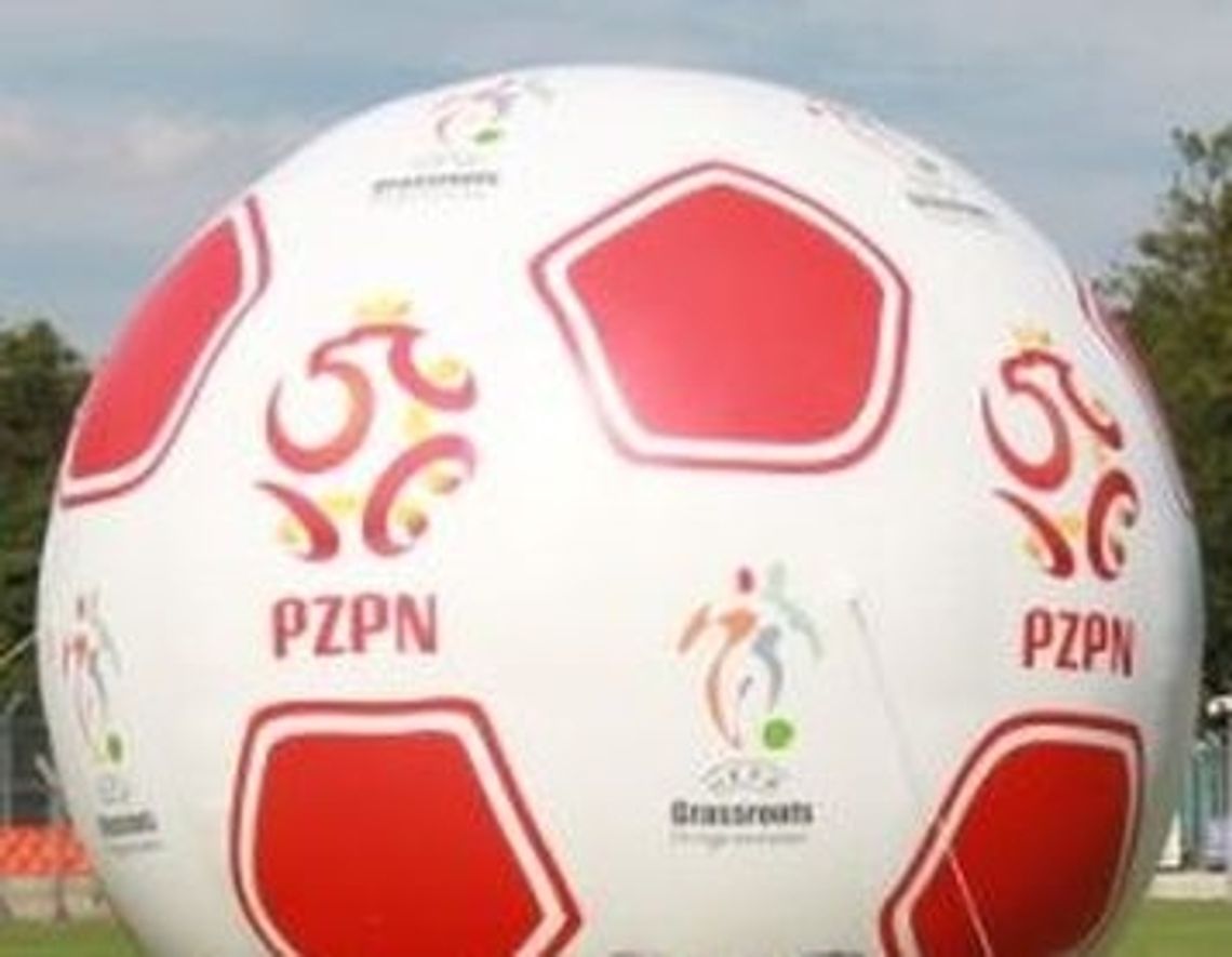 Panie premierze, jak grać? W "gałę" na "orlikach" Panie premierze, jak grać? W "gałę" na "orlikach"