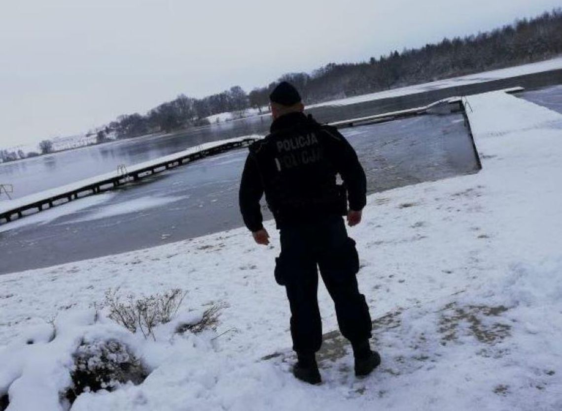 Panują mrozy, ale tafle lodu na rzekach i jeziorach mogą być cienkie. NIE RYZYKUJ!