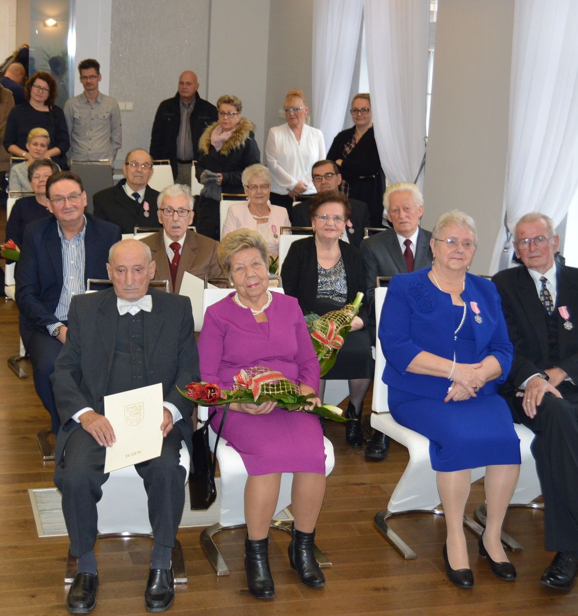 Para z 70-letnim (!) stażem małżeńskim odebrała medal oraz bon