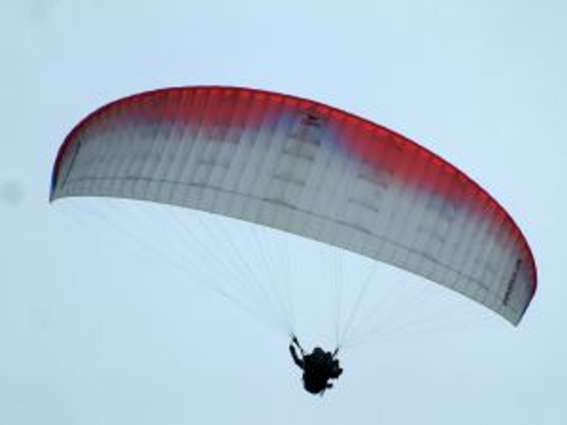 Paralotniarz utknął na drzewie Paralotniarz utknął na drzewie
