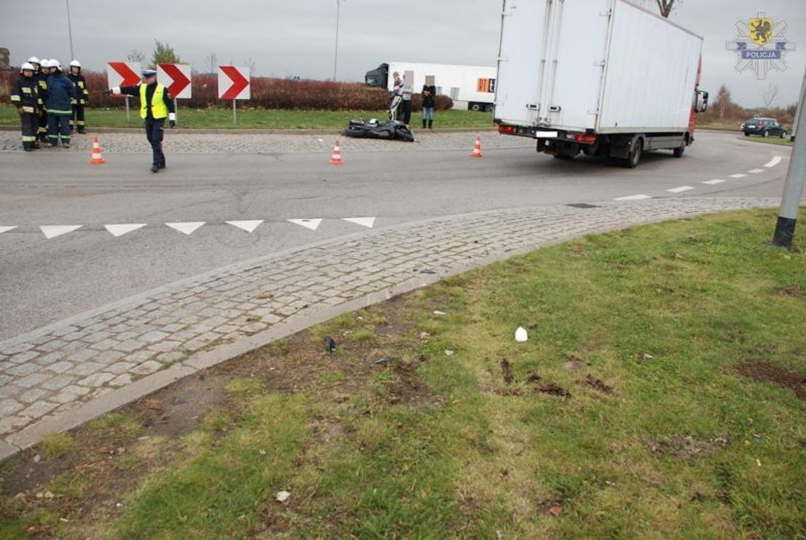 Parka sunąca na motocyklu - kierująca w szpitalu Parka sunąca na motocyklu - kierująca w szpitalu