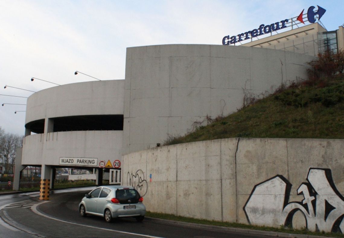 Parkingi przy centrach handlowych pod lupą reportera