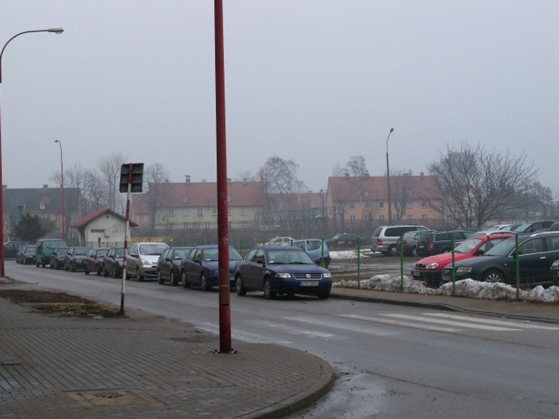 Parkingowy konflikt - auto na bulwarze
