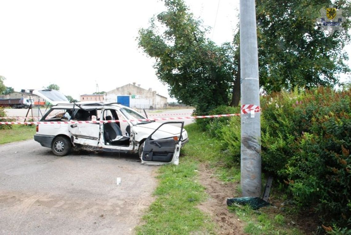 Pasażer stracił rękę - kierowca z 3 promilami uderzył w słup Pasażer stracił rękę - kierowca z 3 promilami uderzył w słup