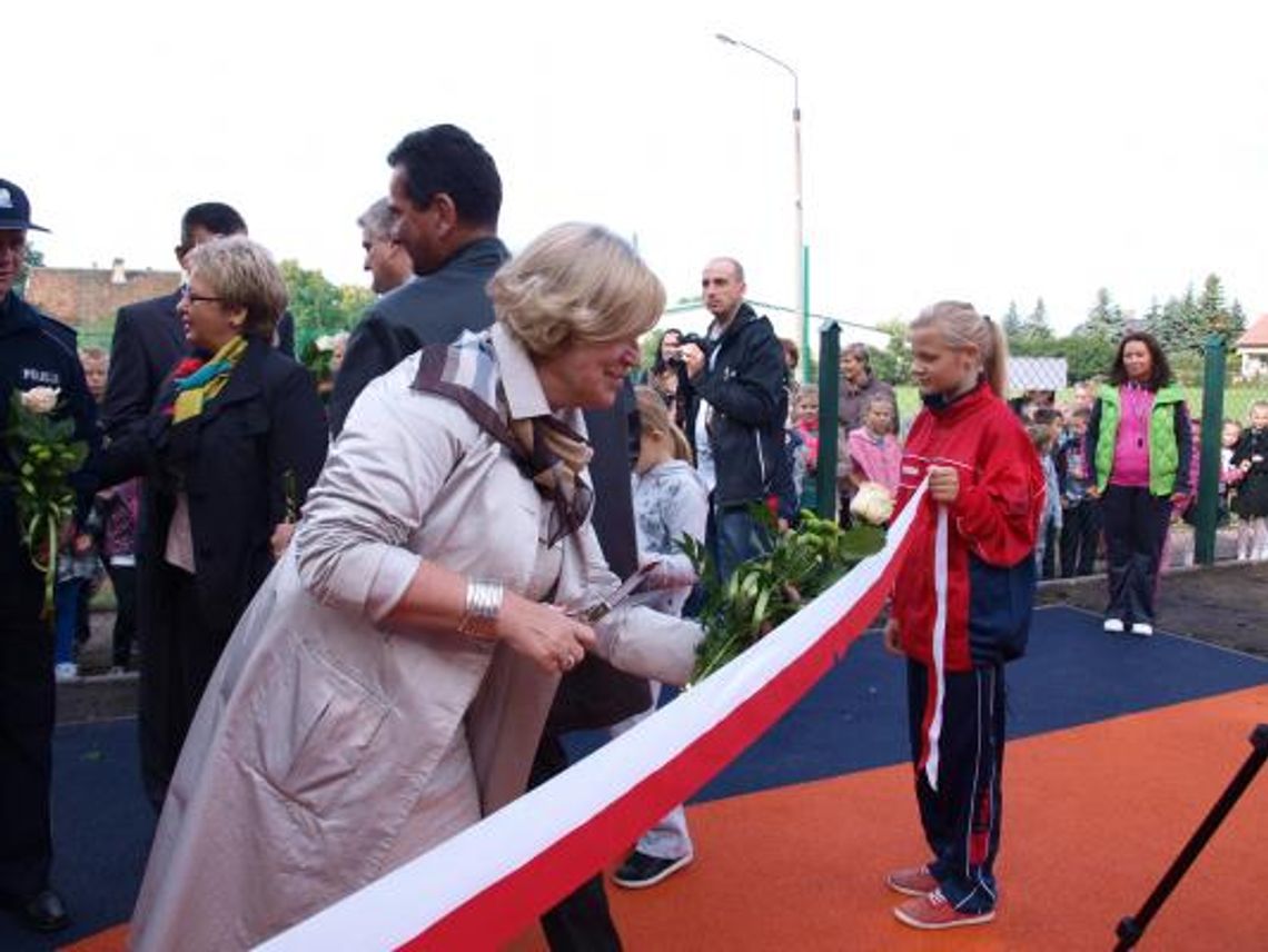 Pasowanie na ucznia i prezent dla szkoły