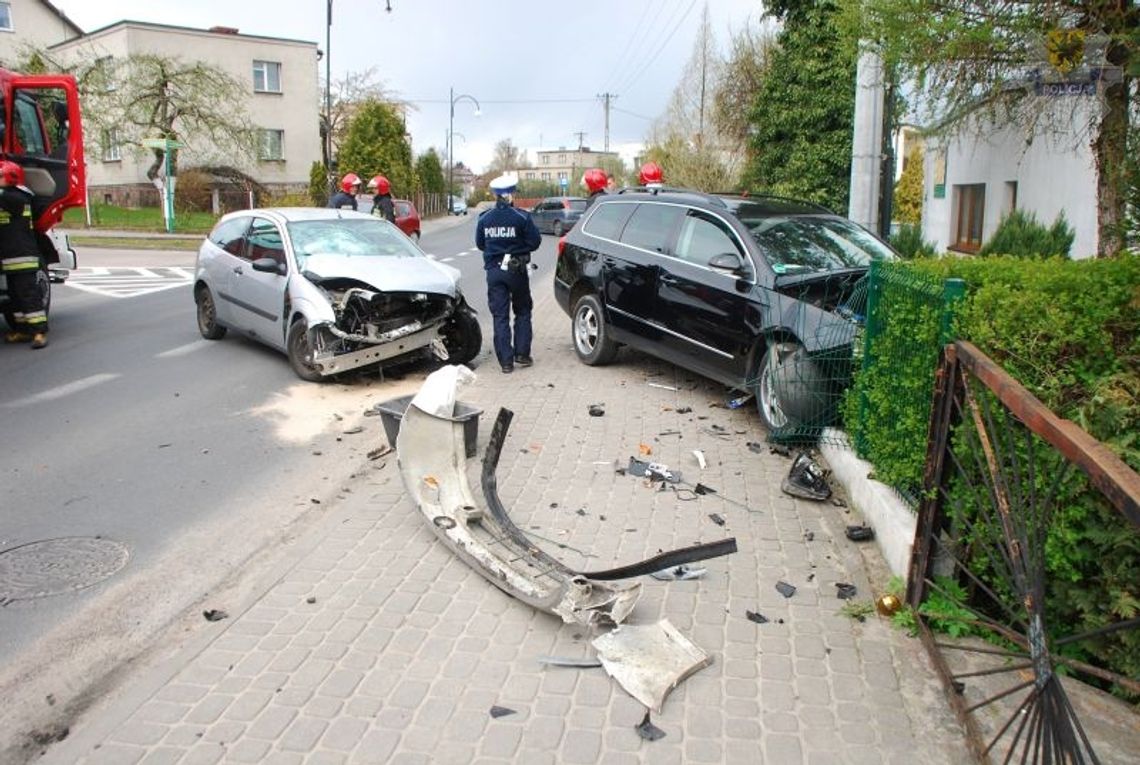 Passat wbił się w ogrodzenie przy przedszkolu Passat wbił się w ogrodzenie przy przedszkolu