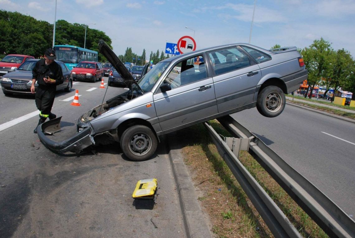 Passat zawisł na barierce. Trzy osoby ranne Passat zawisł na barierce. Trzy osoby ranne