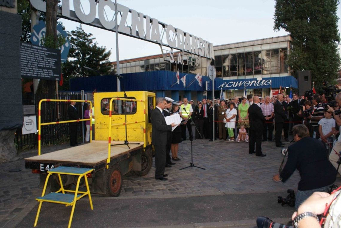 Patrząc na tablicę z 21 postulatami gdańskimi... Patrząc na tablicę z 21 postulatami gdańskimi...