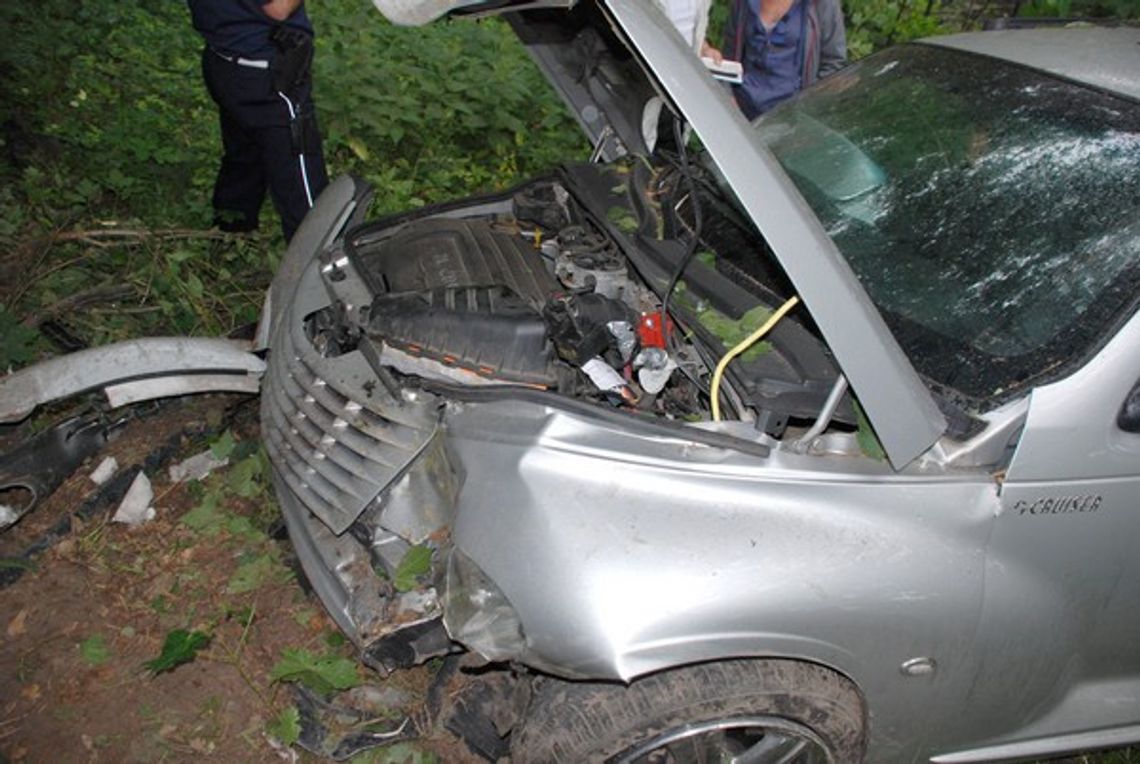 Pędząc zjechał do lasu, trafił do szpitala Pędząc zjechał do lasu, trafił do szpitala