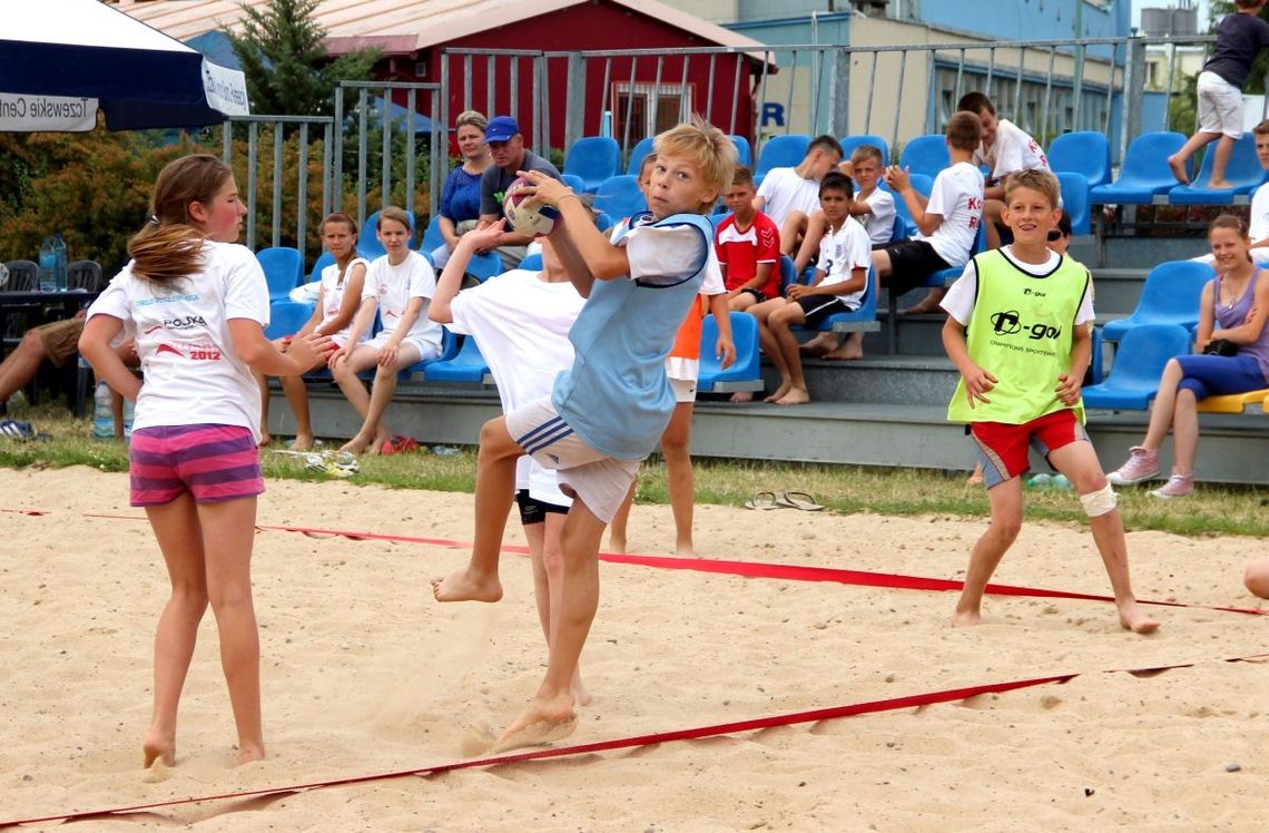 Pędzące Ślimaki, Jednorożce i Stary Sambor górą - szczypiorniści walczyli na piasku Pędzące Ślimaki, Jednorożce i Stary Sambor górą - szczypiorniści walczyli na piasku