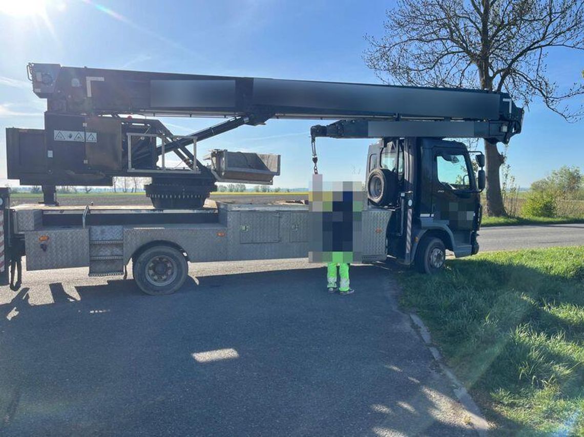 Pędził dźwigiem po alkoholu. Przekroczył prędkość o 23 km/h