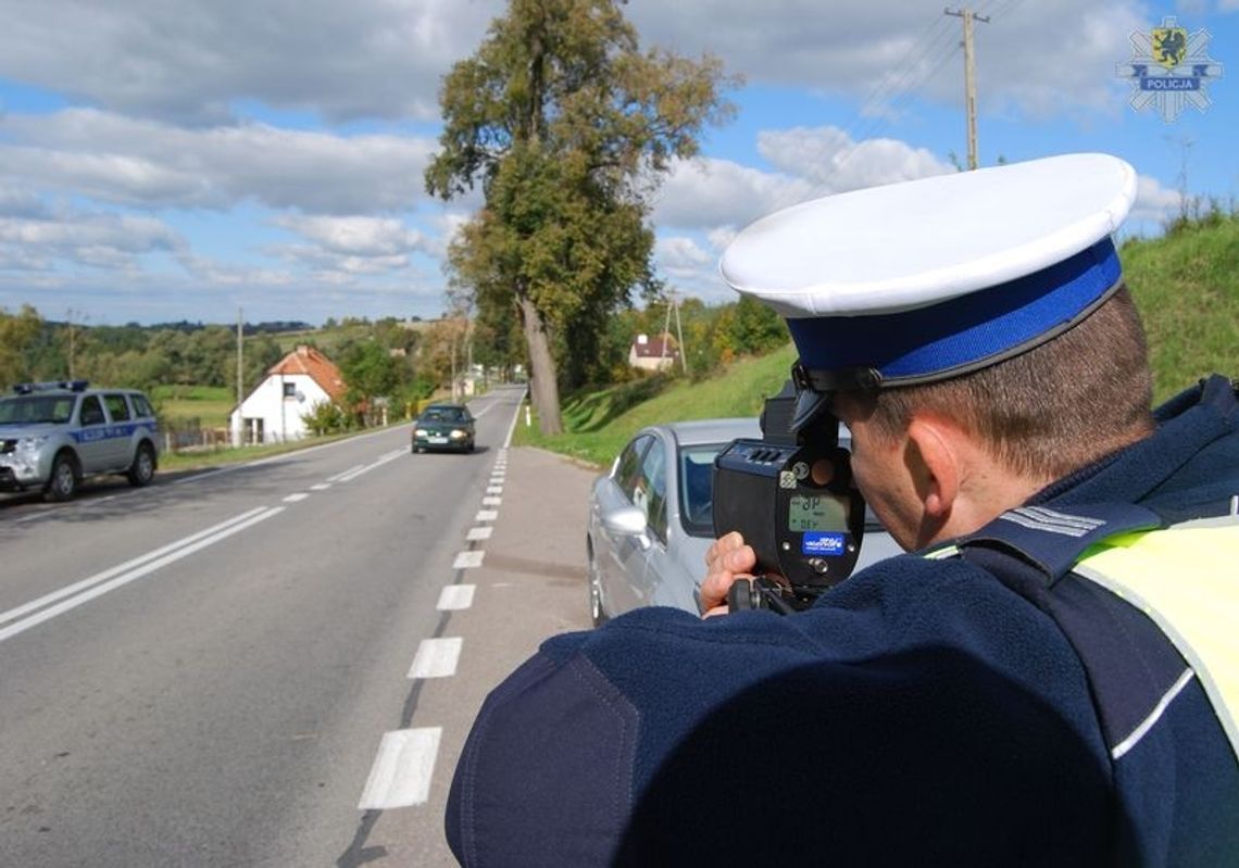 Pędził jak szalony 140 km/h, aby... wysuszyć auto