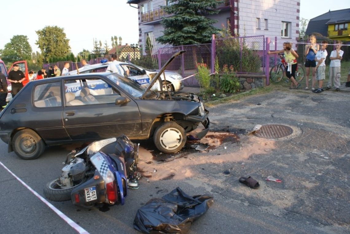 Peugeotem w bok motocykla. Służby prosto z festynu Peugeotem w bok motocykla. Służby prosto z festynu