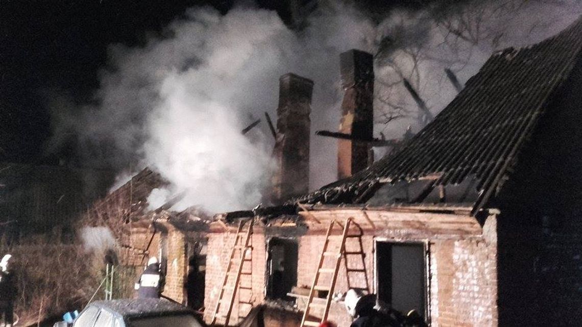 Pięć zastępów straży pożarnej, pięć godzin akcji gaśniczej. Pożar pustostanu przy drodze wojewódzkiej Pięć zastępów straży pożarnej, pięć godzin akcji gaśniczej. Pożar pustostanu przy drodze wojewódzkiej