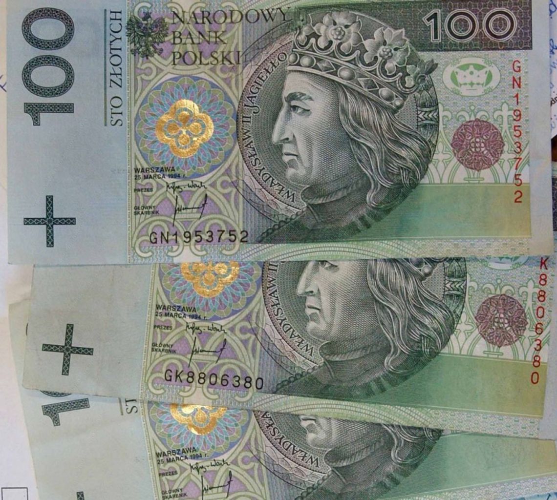 Pieniądze z bankomatu bez karty - wzięła, bo leżały