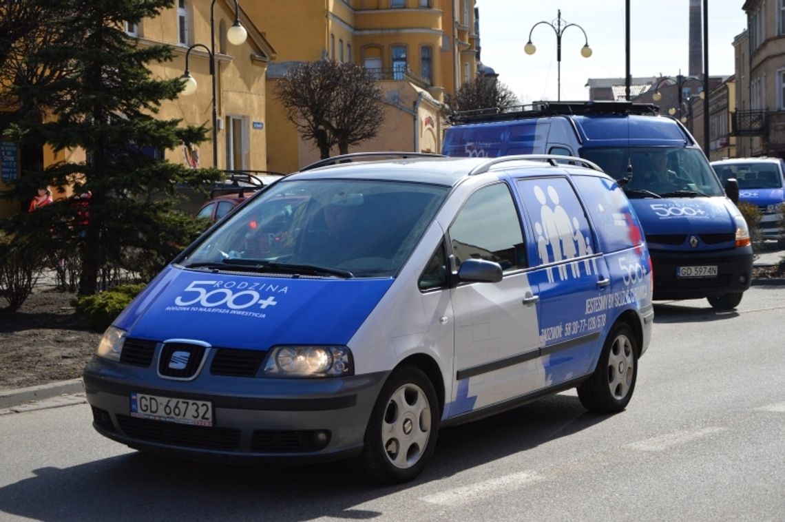 Pierwsze „500-busy” dotarły do Pelplina. Wkrótce odwiedzą nasz powiat! 