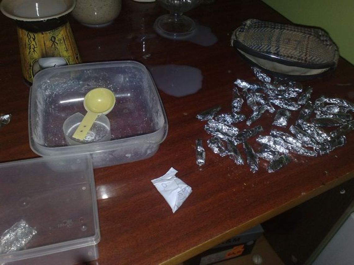 Pies wytropił narkotyki ukryte pod biurkiem