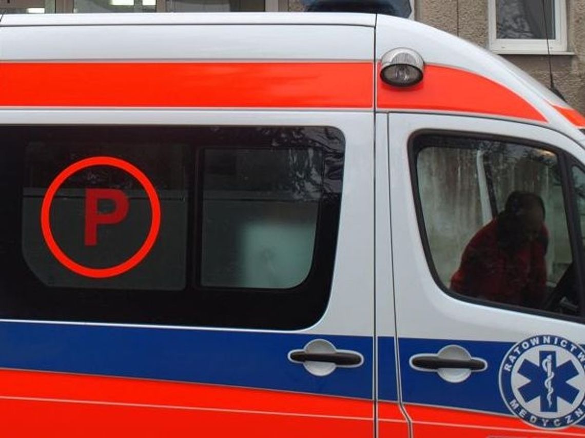 Piesza na poboczu potrącana przez motocykl