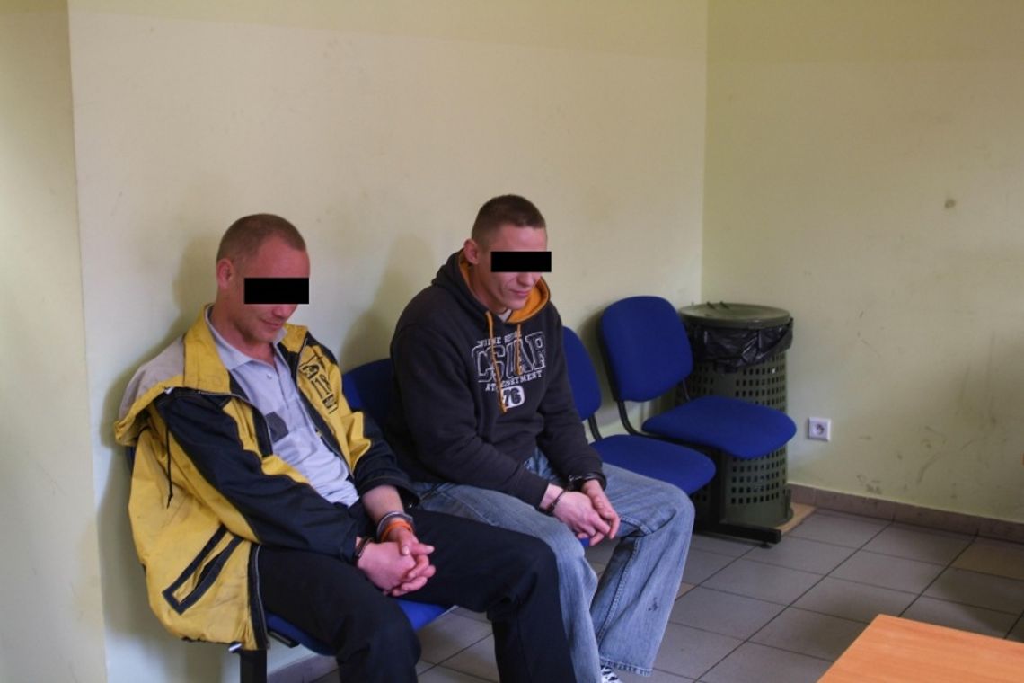 Pijana matka, z niemowlakiem w wózku na ulicy