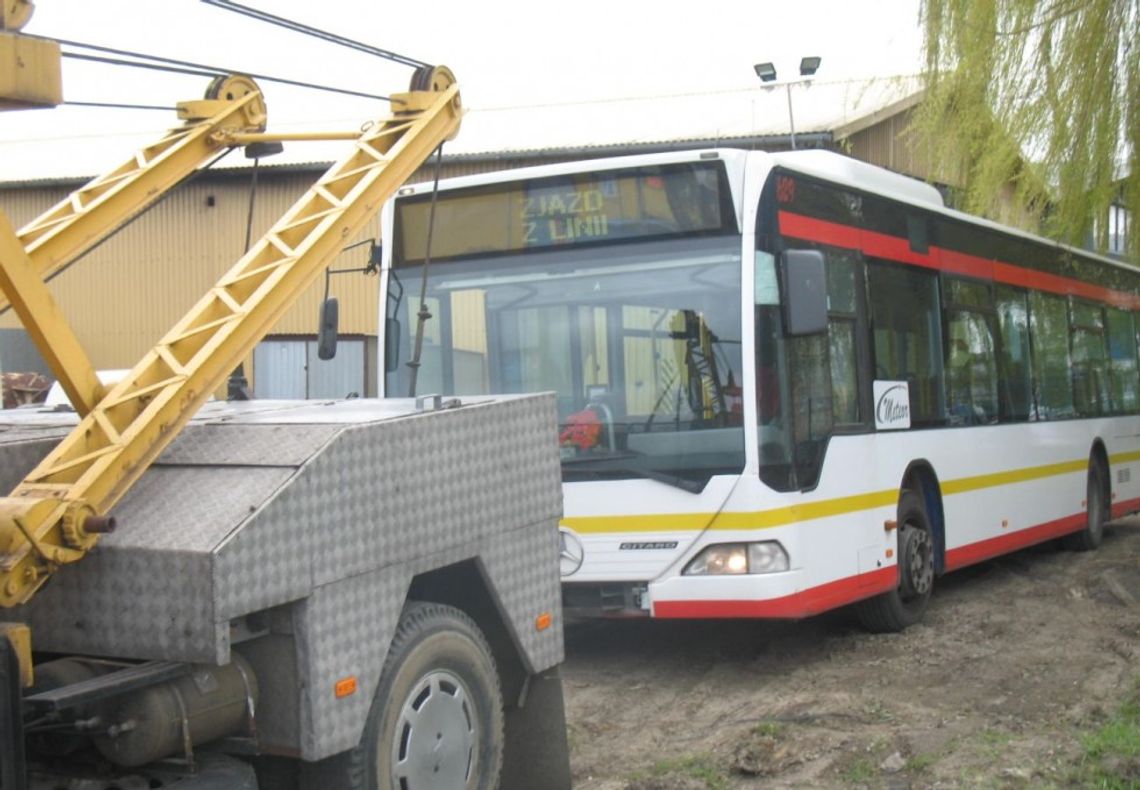 Pijany 61-latek wjechał w autobus przy ul. Żwirki. Pijany 61-latek wjechał w autobus przy ul. Żwirki.