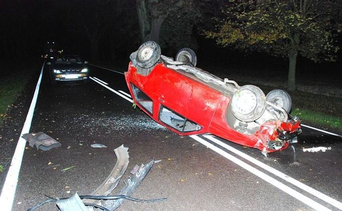 Pijany kierowca corsy dachował - jest ciężko ranny Pijany kierowca corsy dachował - jest ciężko ranny