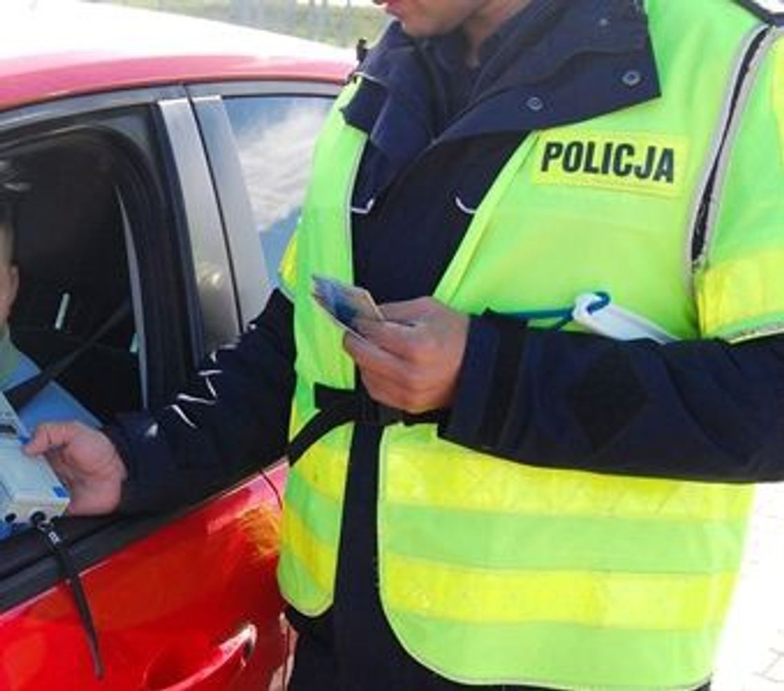 Pijany kierowca zamienił się z bardziej pijanym pasażerem Pijany kierowca zamienił się z bardziej pijanym pasażerem