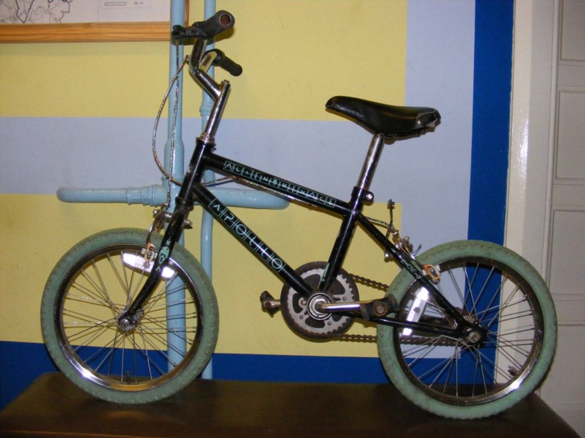 Pijany na dziecięcym rowerku Pijany na dziecięcym rowerku