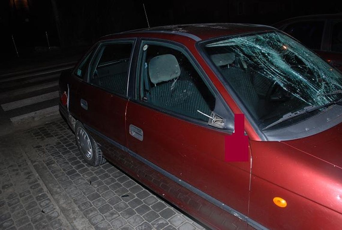 Pijany wandal zniszczył opla Pijany wandal zniszczył opla