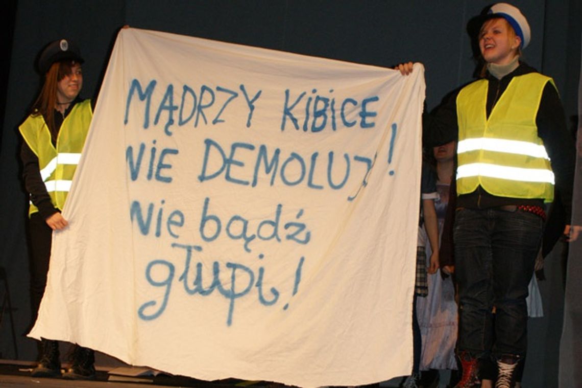 Piłka dla kibiców, a nie w grze polityków. Protest kibiców - przeciw "pokazowej wojnie rządu" Piłka dla kibiców, a nie w grze polityków. Protest kibiców - przeciw "pokazowej wojnie rządu"