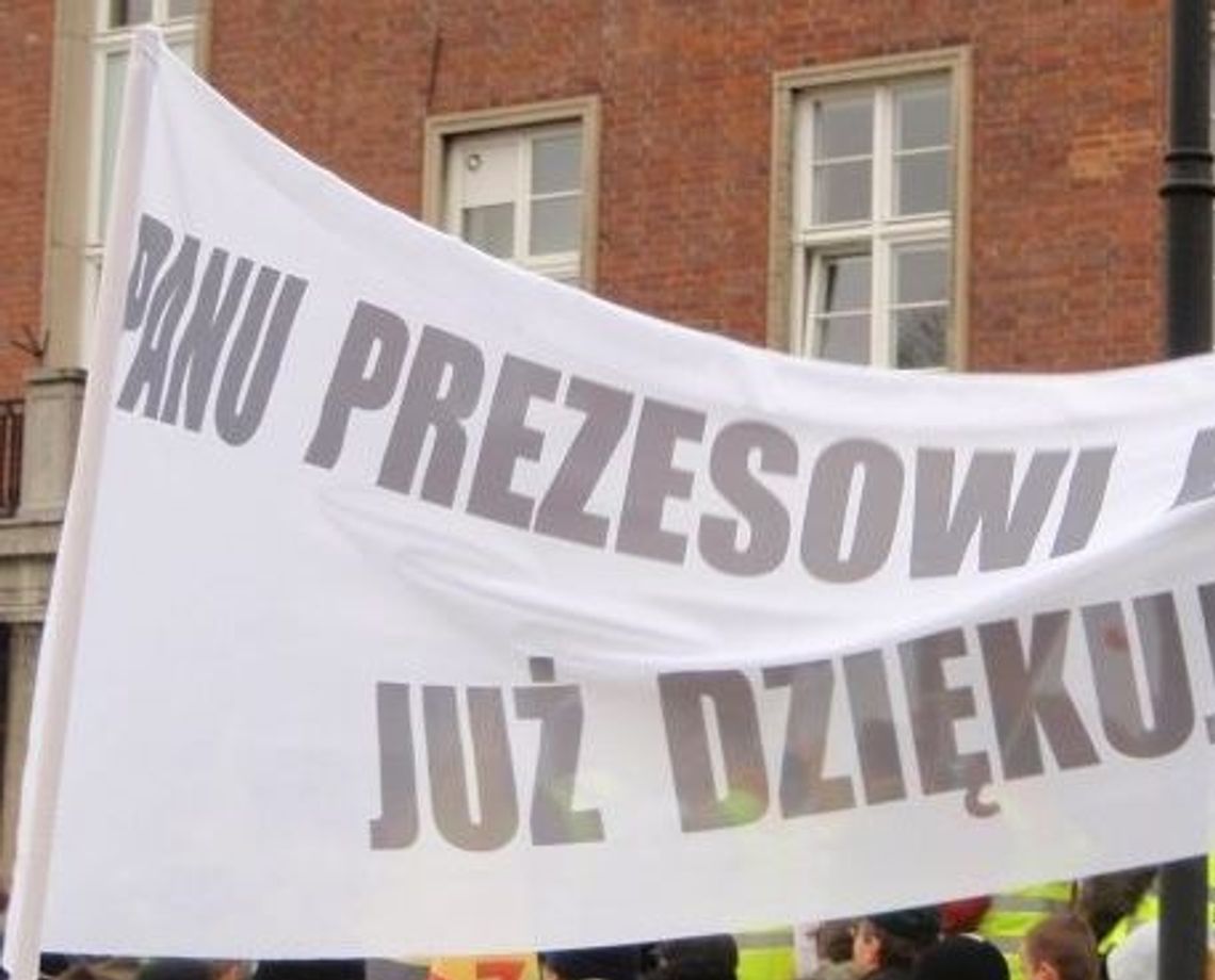 "Piłka jest dziurawa, a kasy są dwie..." Górski przewraca się w grobie
