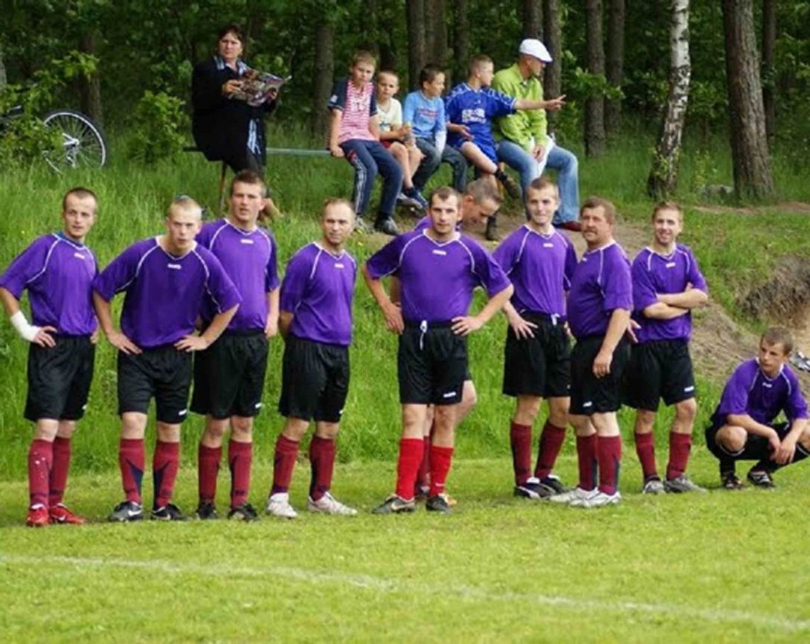 Piłkarski poker w lokalnej piłce. Czerwona kartka dla sędziego Piłkarski poker w lokalnej piłce. Czerwona kartka dla sędziego