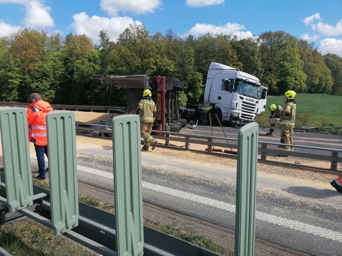 PILNE: Autostrada A1 ponownie zablokowana w obu kierunkach. Przewrócił się tir z kukurydzą!
