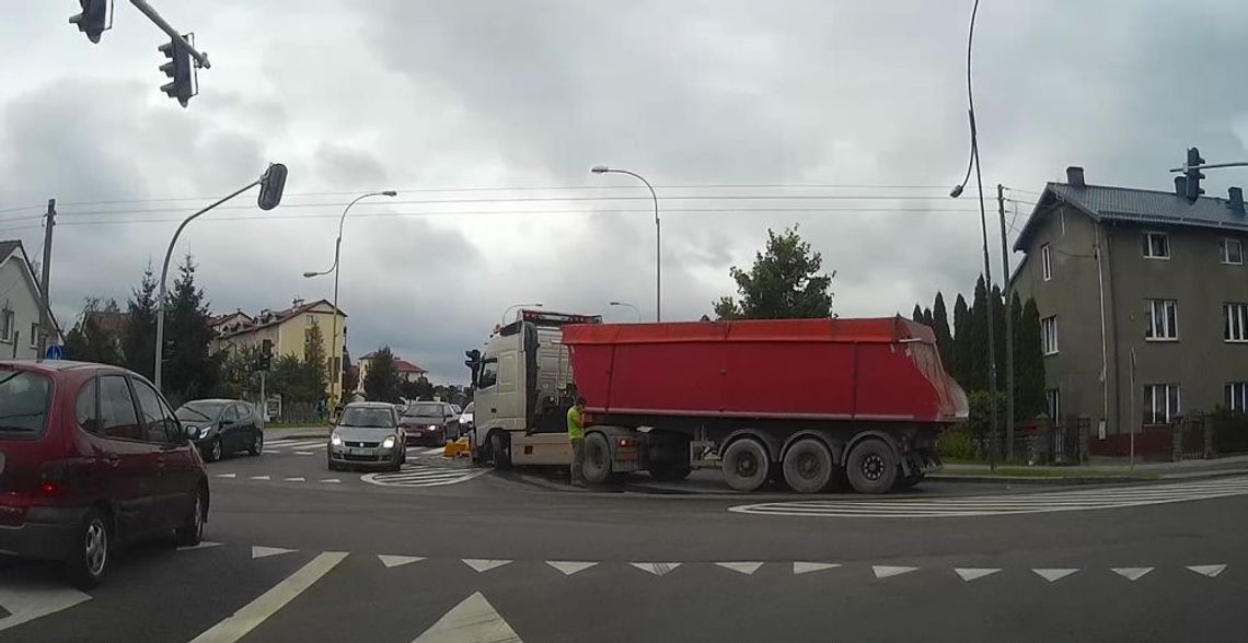 PILNE. Ciężarówka zablokowała skrzyżowanie. Uderzyła w znak