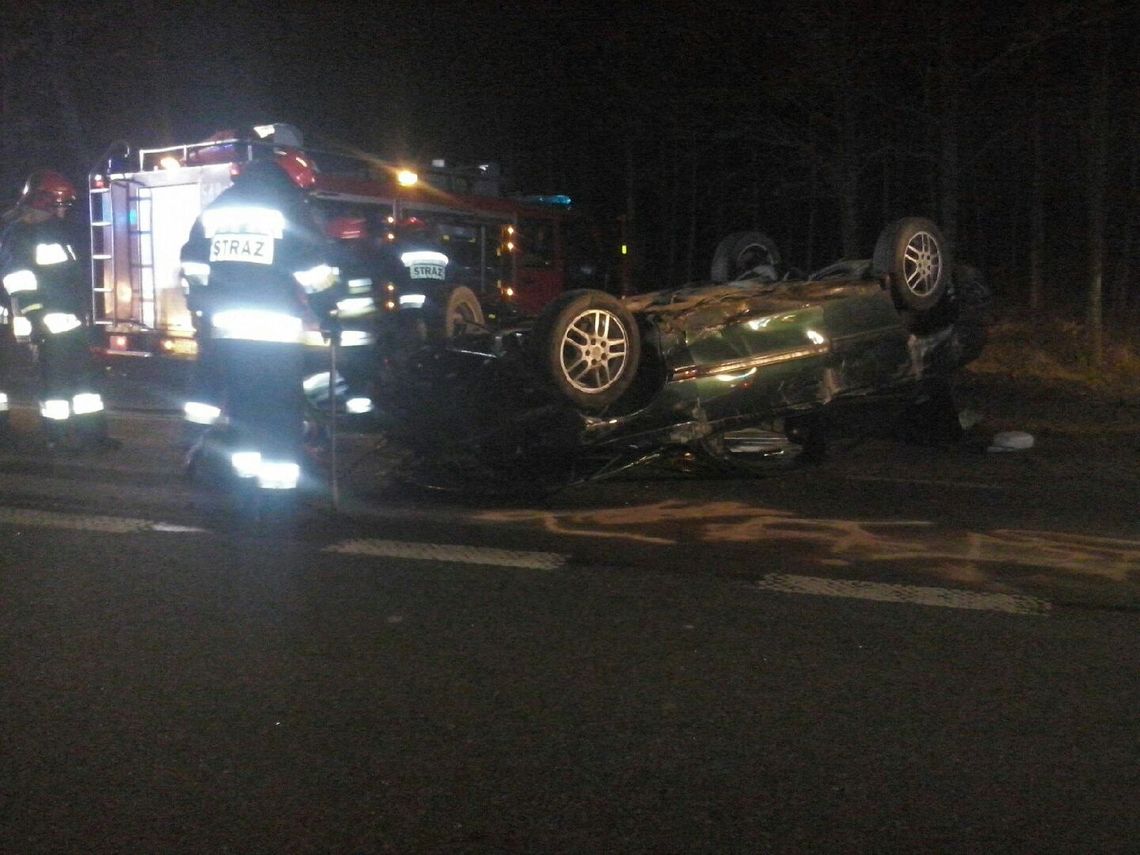 PILNE. Dachowanie w Wędkowach! Trzy osoby ranne PILNE. Dachowanie w Wędkowach! Trzy osoby ranne