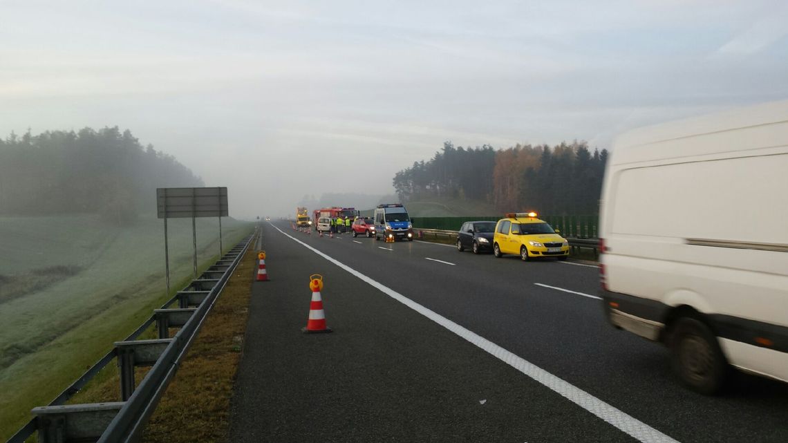 PILNE. Fiat najechał na tył ciężarówki. Kierowca poszkodowany PILNE. Fiat najechał na tył ciężarówki. Kierowca poszkodowany