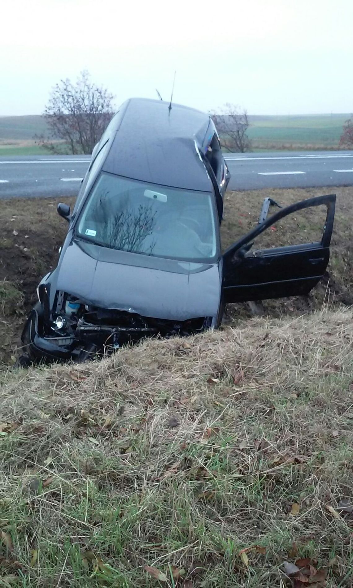 PILNE. Golf w zakończył jazdę w rowie. Jedna osoba ranna PILNE. Golf w zakończył jazdę w rowie. Jedna osoba ranna