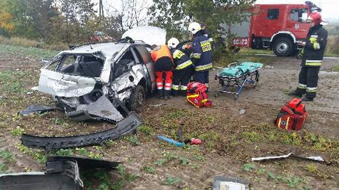 PILNE. Groźny wypadek. Kierowca zakleszczony w aucie! PILNE. Groźny wypadek. Kierowca zakleszczony w aucie!