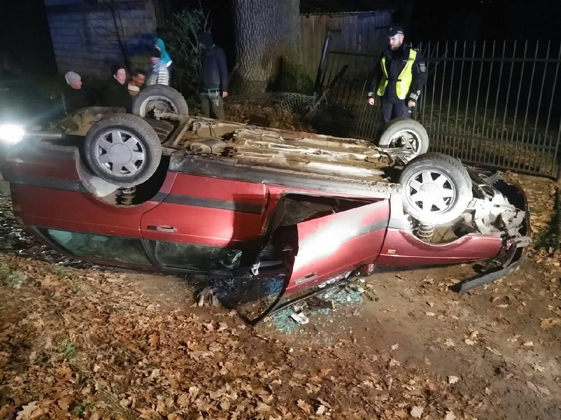 PILNE. Kierowca zakleszczony w aucie. Wjechał w bramę i dachował PILNE. Kierowca zakleszczony w aucie. Wjechał w bramę i dachował