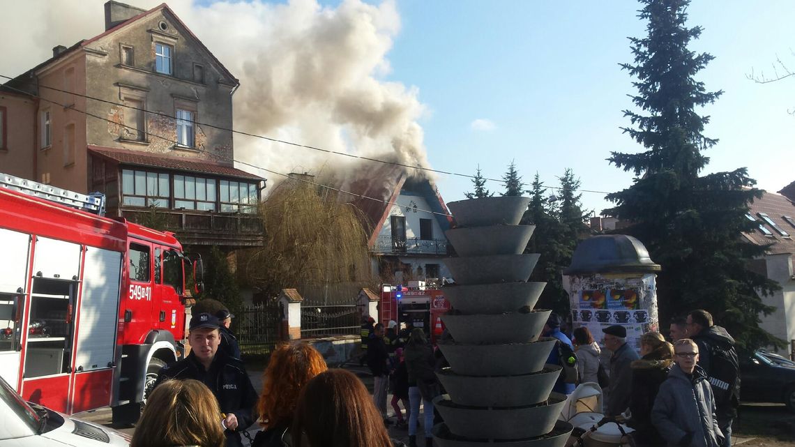 PILNE! Pożar w Gniewie! Zniszczony dach i pomieszczenia