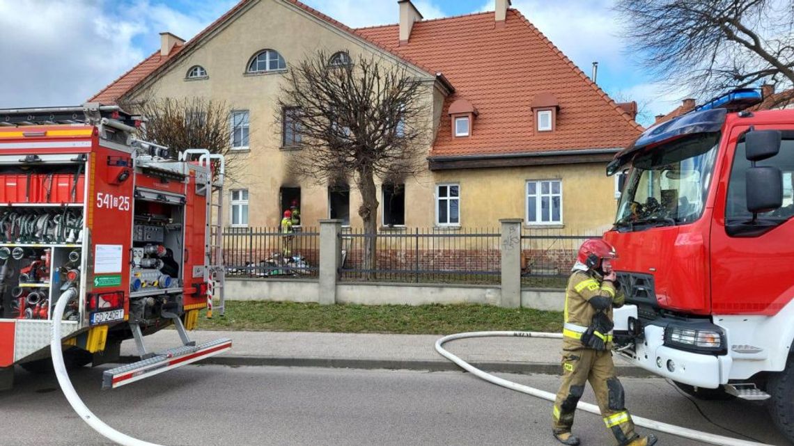 PILNE! Strażacy walczą z pożarem kamienicy przy ul. Nad Wisłą w Tczewie!! PILNE! Strażacy walczą z pożarem kamienicy przy ul. Nad Wisłą w Tczewie!!