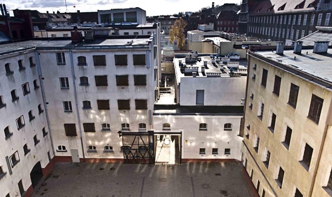 Piłsudski i Sosnkowski na bramie Aresztu Śledczego w Gdańsku Piłsudski i Sosnkowski na bramie Aresztu Śledczego w Gdańsku