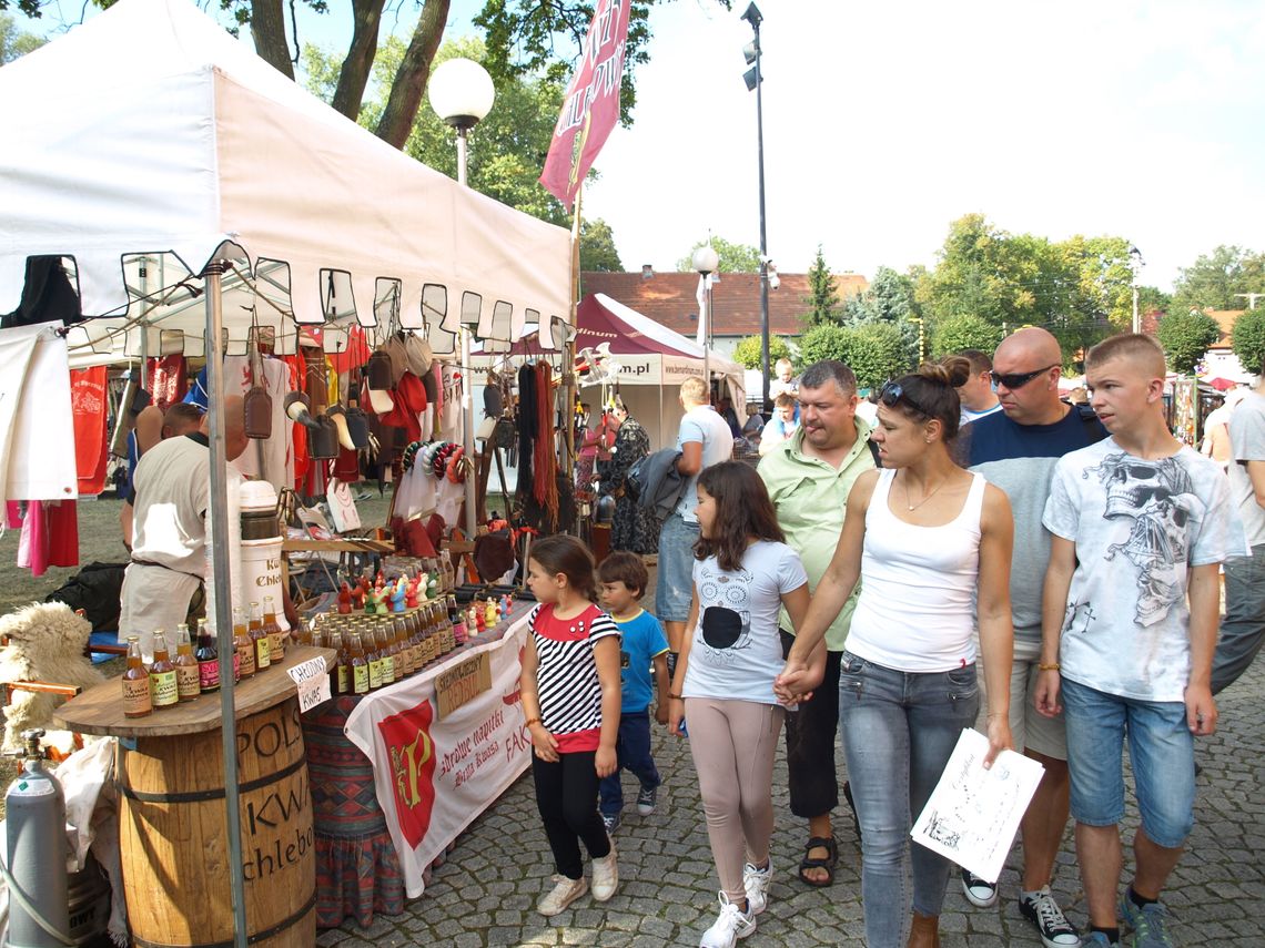 Pitne miody, regionalne jedzenie, rycerskie zmagania - Jarmark Cysterski Pitne miody, regionalne jedzenie, rycerskie zmagania - Jarmark Cysterski