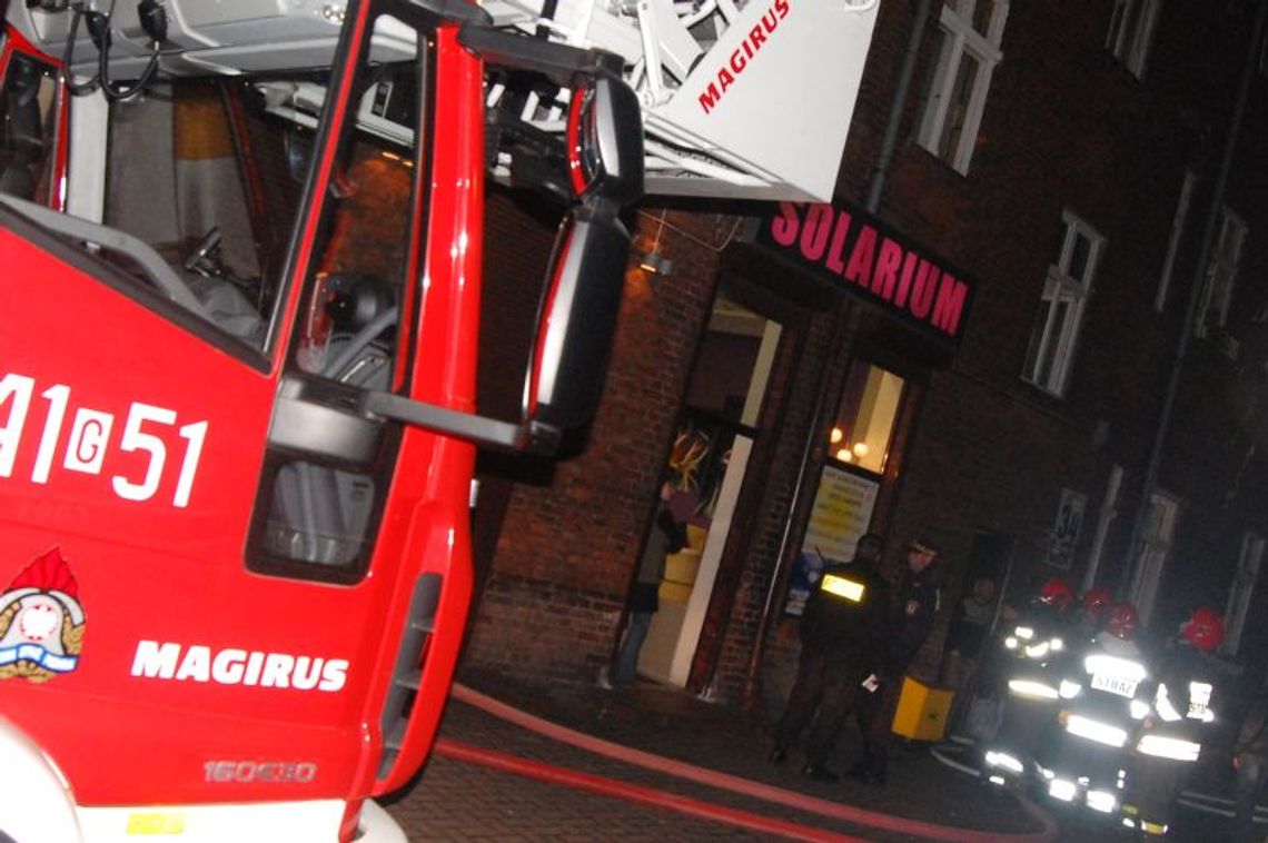 Piwnica w ogniu. 12 osób ewakuowanych