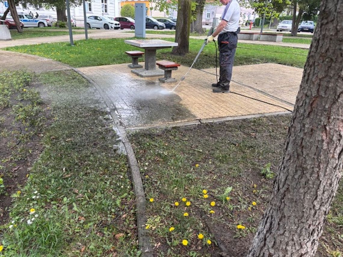 Plac Plebiscytowy – prace porządkowe Plac Plebiscytowy – prace porządkowe