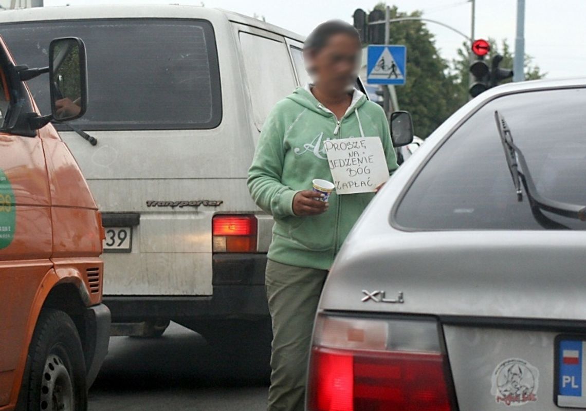 Płaczą, kłamią i zmyślają, by wyłudzić trochę pieniędzy Płaczą, kłamią i zmyślają, by wyłudzić trochę pieniędzy